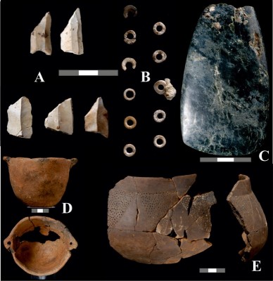 Figure 4. Some Neolithic artefacts from soundings B1, D, UP and the LR: A) flint tools; B) necklace beads; C) polished stone axe; D–E) vessels.